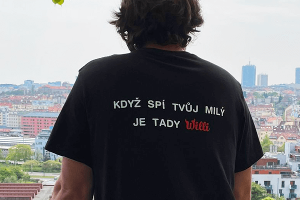 Slogan na reklamním triku: Když spí tvůj milý, je tady Willi. Slogan, který charakterizoval firmu Willi 