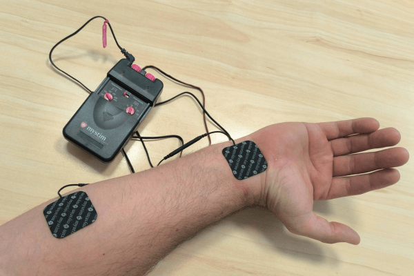 Zdeněk ukazuje, kde si nalepil elektrody na ruce.