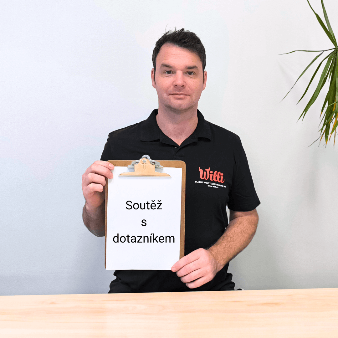 Zdeněk drží v ruce dotazník o spokojenosti s eshopem willi.cz
